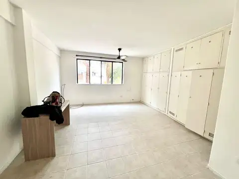 Único mono ambiente ubicado en la calle Las Heras al 820. Vicente López entre Azcuénaga y Segurola  Localizado 4 cuadras Estación Vicente López, a 4 cuadras de la Avenida Maipú.  Muy Luminoso  Un Ambiente. 1º Piso x escalera.  Amplio ambiente al contra fr