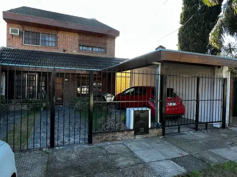 Casa venta tres dormitorios piscina Ituzaingo apto credito