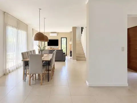 Casa en Venta con 3 cocheras
