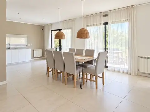 Casa 6 ambientes con 3 baños