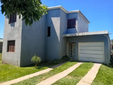 Casa en Punta Chacra, muy buen estado con pileta.-