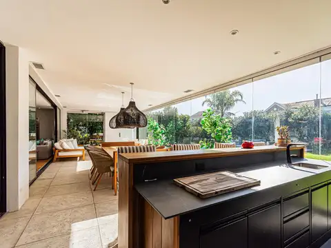 Casa en Venta con 6 cocheras