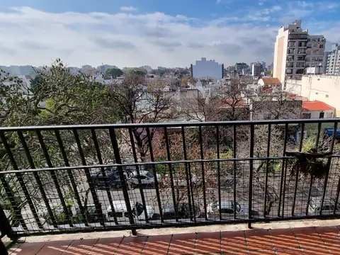 Hermoso y amplio dto de 2 ambientes al frente con balcón