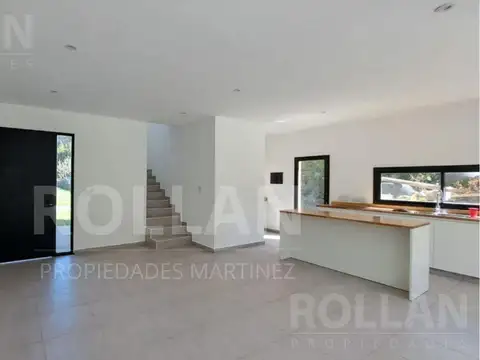 Casa en Alquiler con 2 cocheras