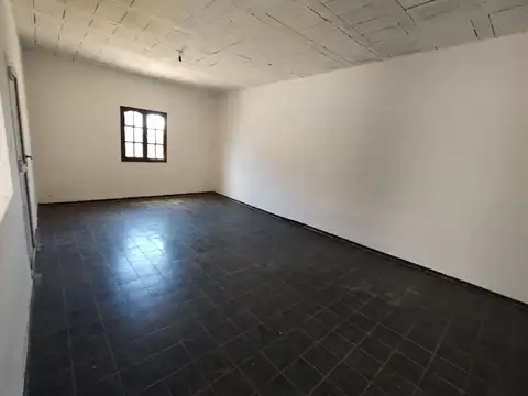 Se vende casa a metros de avenida F. Zuviria.