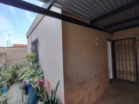 Se vende casa a metros de avenida F. Zuviria.