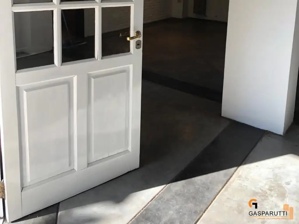 Casa - 245  m² Cubierta | 4 dormitorios | 15 años | 3 baños | 5 ambientes | 2 cocheras