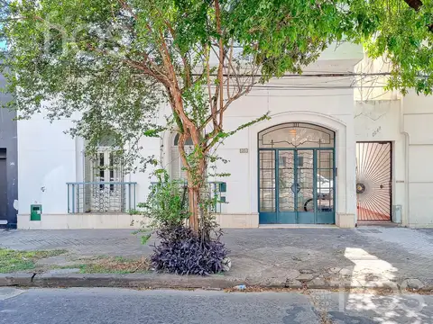 VENTA CASA DE CINCO DORMITORIOS CON QUINCHO, TERRAZA Y COCHERA EN ABASTO