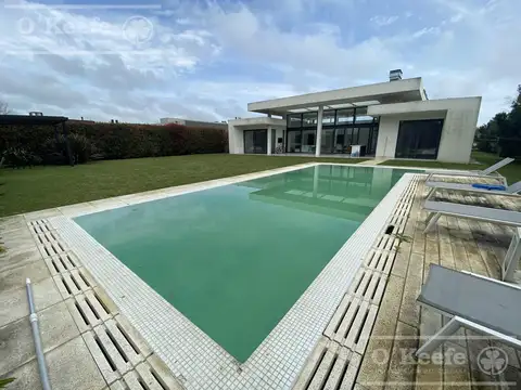 Casa en venta frente al lago Barrio La Cándida- La Plata