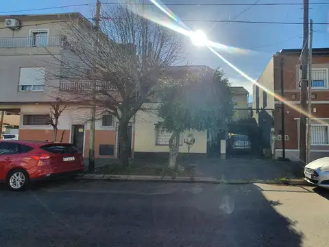 VENTA CASA 5 AMBIENTES EN RAMOS MEJIA CON QUINCHO