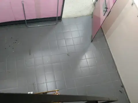 Local en Belgrano C, Galería Las Vegas, con entrepiso.