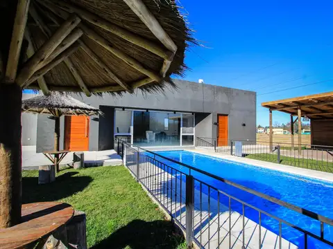 Casa a la venta en Los Arces en una planta. No se acepta credito hipotecario.