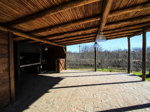 Casa a la venta en Los Arces en una planta. No se acepta credito hipotecario.