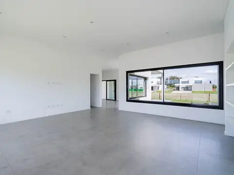 Casa en Venta con 4 cocheras