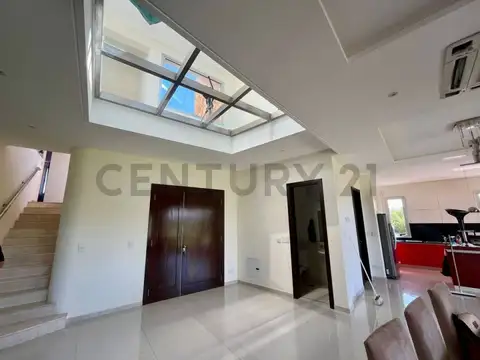 Casa en Venta con 3 cocheras
