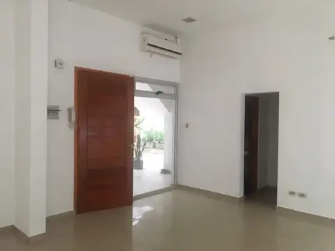 EXCELENTE LOCAL DE 40 M2 - DOBLE VIDRIERA - CORTINA METALICAS CON MOTOR