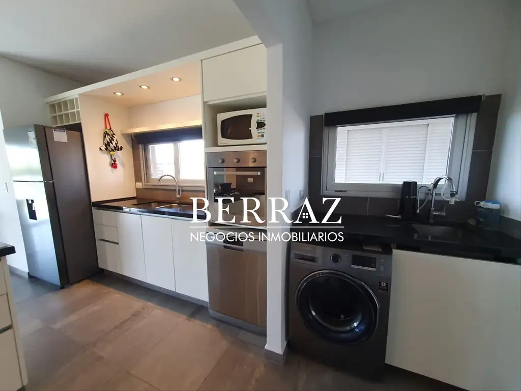 Casa - 300  m² Cubierta | 3 dormitorios | A Estrenar | 3 baños | 6 ambientes | Excelente