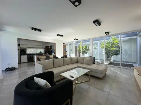 Casa en Alquiler Temporal con 4 cocheras