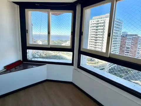 Excelente 2 ambientes con cochera sobre avenida libertador