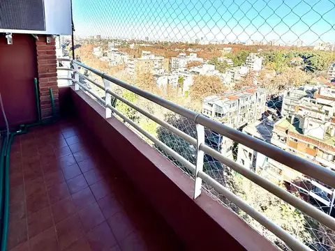 Excelente 2 ambientes con cochera sobre avenida libertador