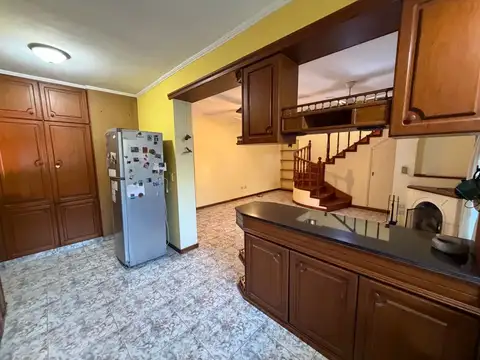Casa con 3 dormitorios, cochera, patio y consultorios a la venta