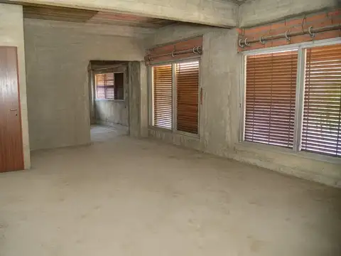 CASA 5 AMBIENTES COCHERA LOCAL AVELLANEDA