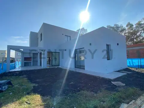 CASA MINIMALISTA EN SANTA LUCIA
