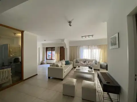 Casa en Alquiler Temporal en Santa Rita, USD 3.500