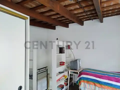 PH en venta zona Abasto, con entrepiso, hall de entrada y pequeña terraza. 4 ambientes.