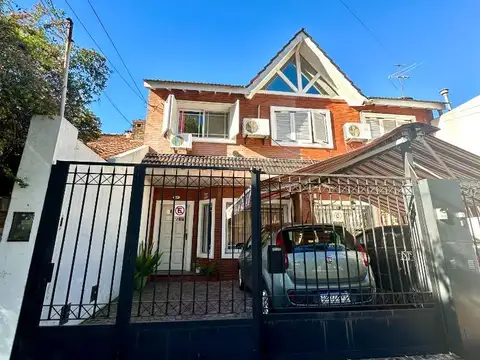 HERMOSO DÚPLEX CON JARDÍN Y COCHERA - INMEJORABLE UBICACIÓN