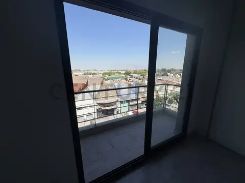 Monoambiente con balcón al frente en venta - Piñeyro , Avellaneda