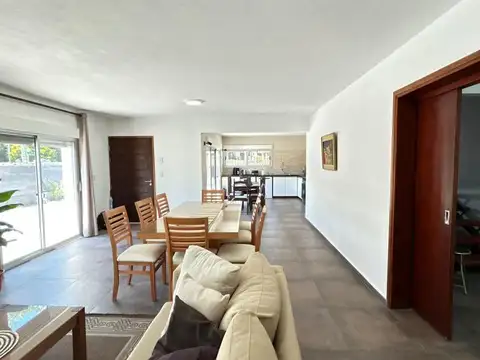 Casa en Alquiler con 2 cocheras