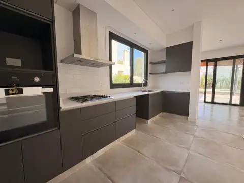 Casa a Estrenar en Venta Barrio Cerrado Santa Clara. 3 Dorm.