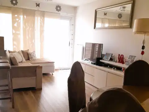 *EXCELENTE DEPTO. 3 AMB. EN 1º PISO CON BALCÓN AL FRENTE