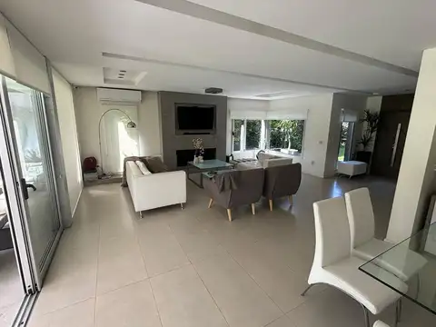 Casa 5 ambientes con 4 baños