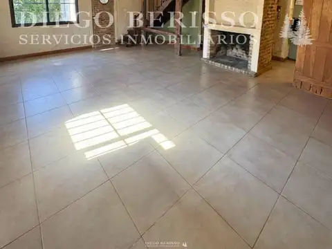 Casa en Alquiler con 3 cocheras