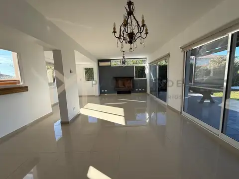 Casa 6 ambientes con 4 baños