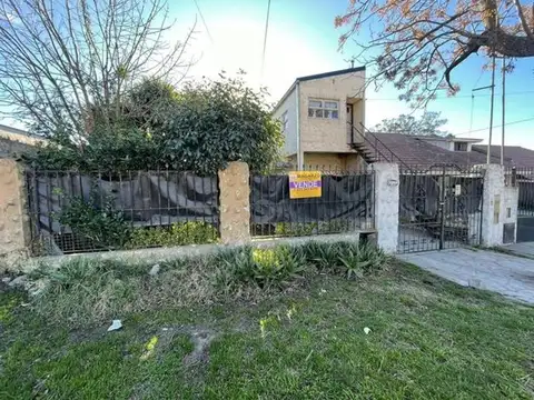 VENTA DE CHALET MAS DEPTO DE TRES AMBIENTES