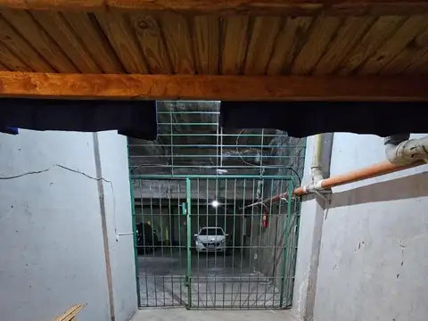 Cochera y baulera con portón eléctrico 