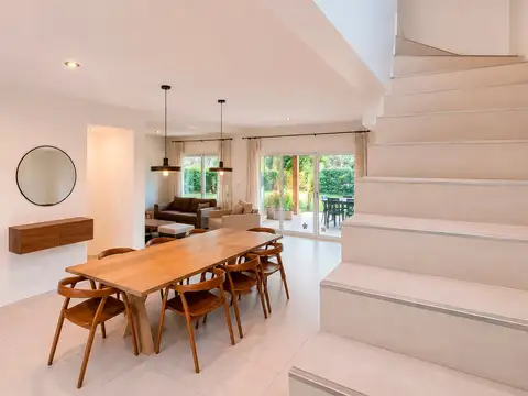 Casa en Alquiler con 2 cocheras
