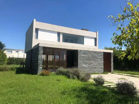 Casa 5 ambientes en el Cantón Norte