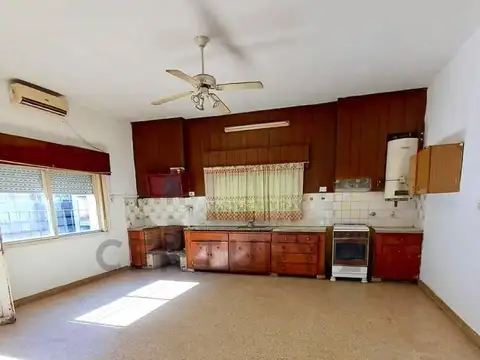 Casa 7 ambientes con 1 baño