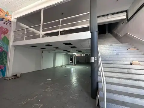 Local 830m2, excelente ubicación !