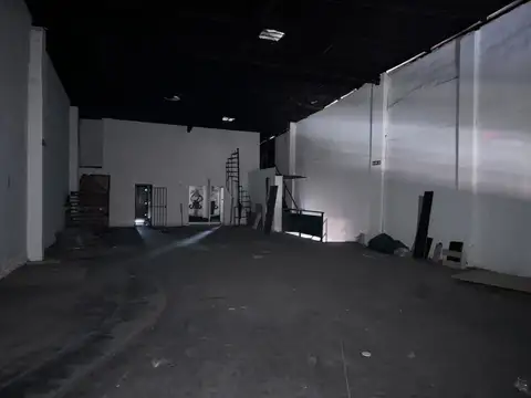 Local 830m2, excelente ubicación !