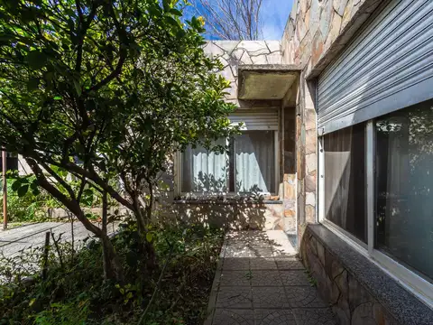 Casa 8 ambientes con 2 baños