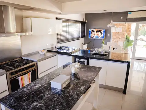 Casa 4 ambientes con 2 baños