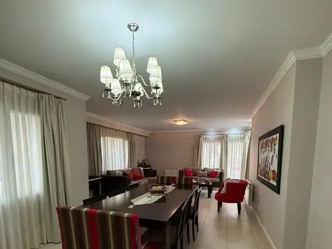 Casa 5 ambientes con 4 baños