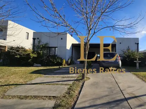 Casa 6 ambientes con 4 baños