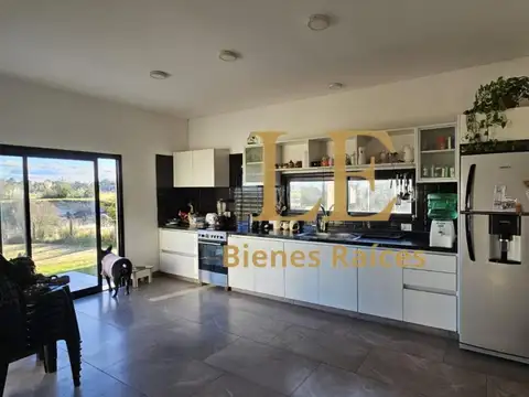 Casa 6 ambientes con 4 baños