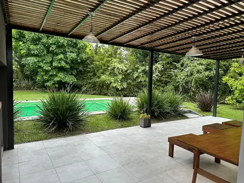 Casa en Venta con 2 cocheras